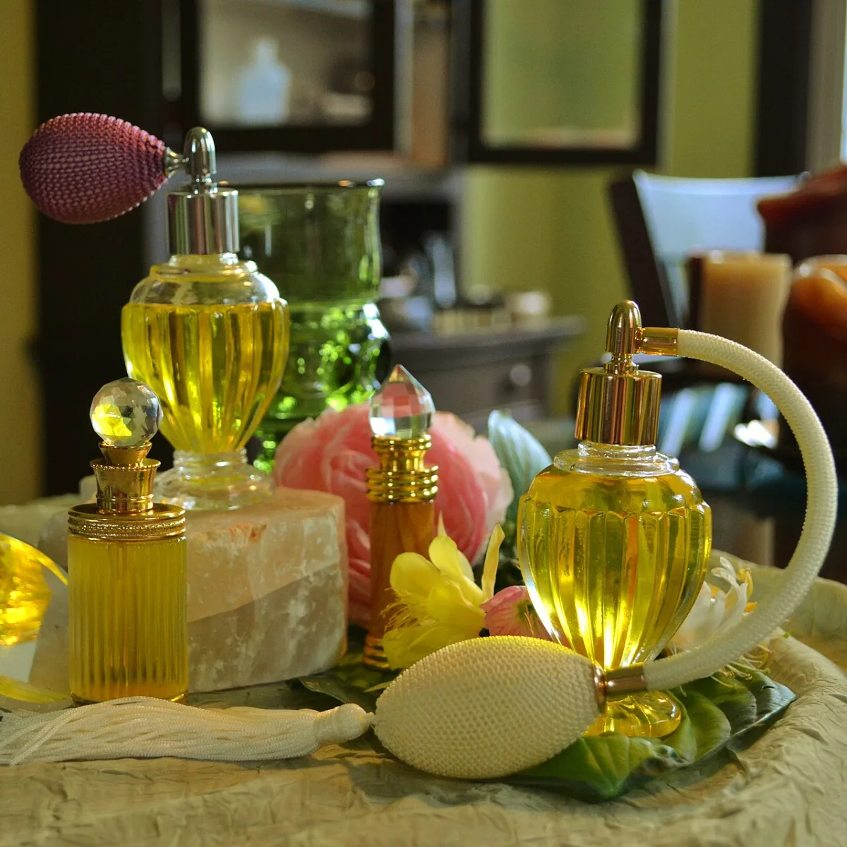 Verzameling ouderwetse parfumflacons met verstuiver op een tafel