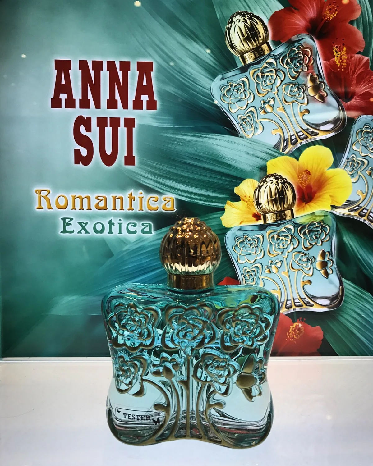 Parfumflacons bij een tester in een winkeldisplay